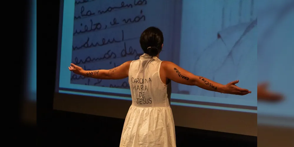 Com uma reflexão que mergulha nas profundezas da condição negra no Brasil, Ligiane também usa na narrativa a sua própria história familiar, homenageando seu pai, um homem negro, morador da comunidade quilombola Colônia Sutil