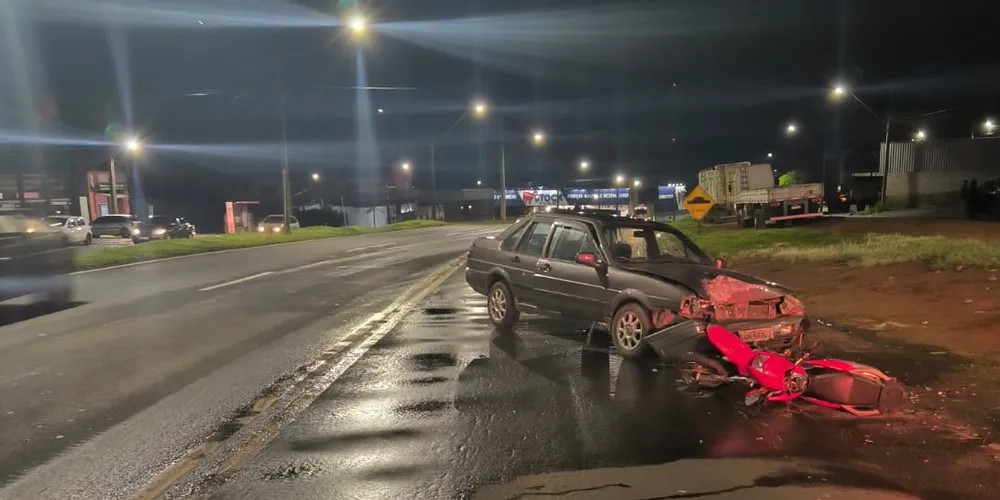 Acidente foi frontal e envolveu um carro e uma moto