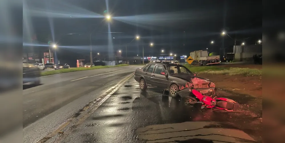 Acidente foi frontal e envolveu um carro e uma moto