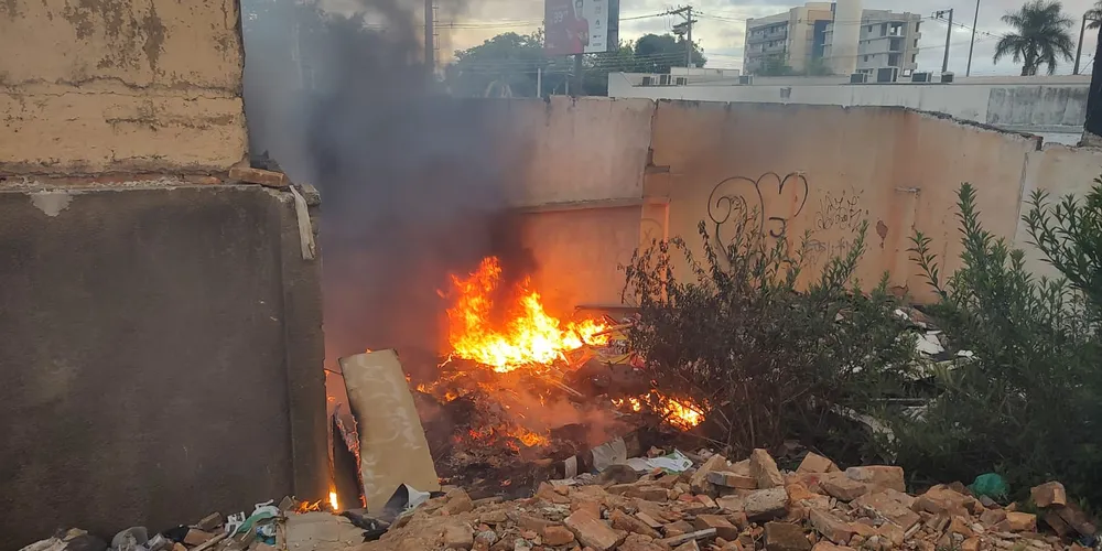 Conforme moradores da região, a equipe foi chamada para evitar que o fogo se espalhasse para imóveis vizinhos
