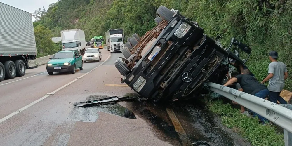 Trânsito chegou a ser bloqueado nas duas pistas sentido Curitiba