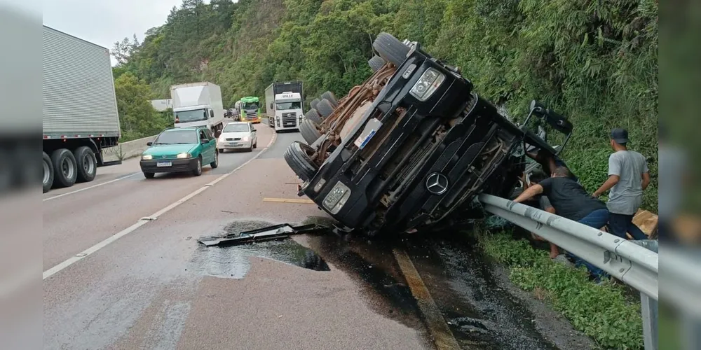 Trânsito chegou a ser bloqueado nas duas pistas sentido Curitiba