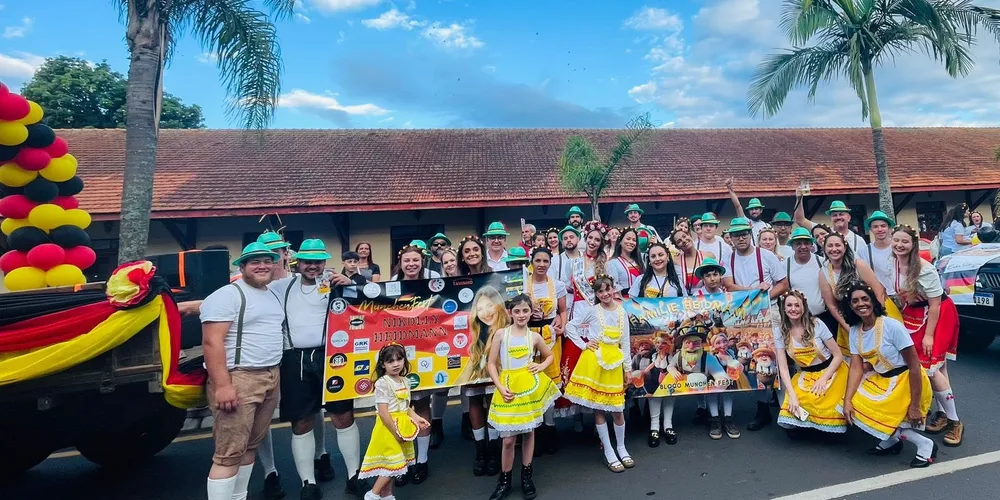 Desfile aconteceu na avenida Vicente Machado, na última sexta-feira