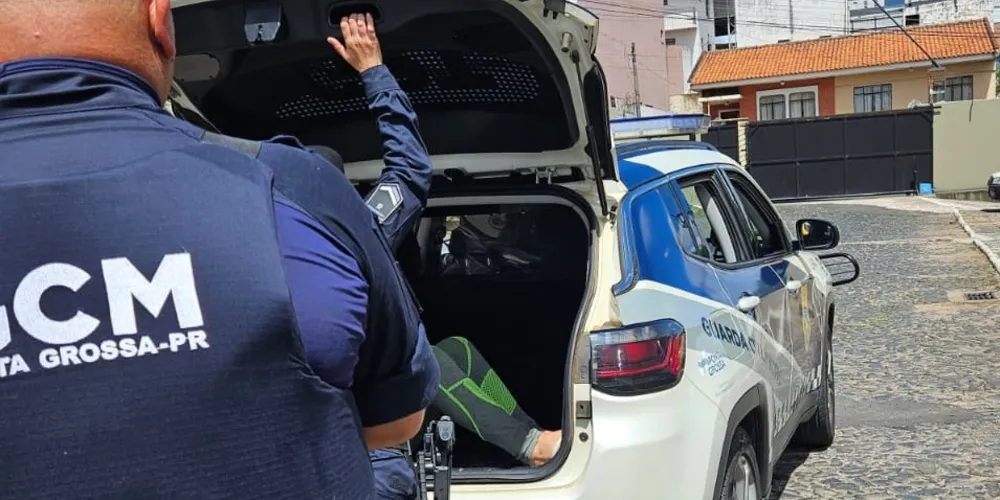 Mulher foi identificada e presa pela equipe da Guarda Civil Municipal