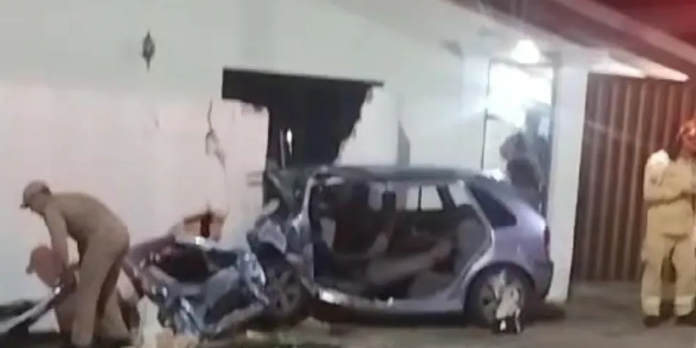 Veículo ficou bastante destruído após a colisão contra o anteparo