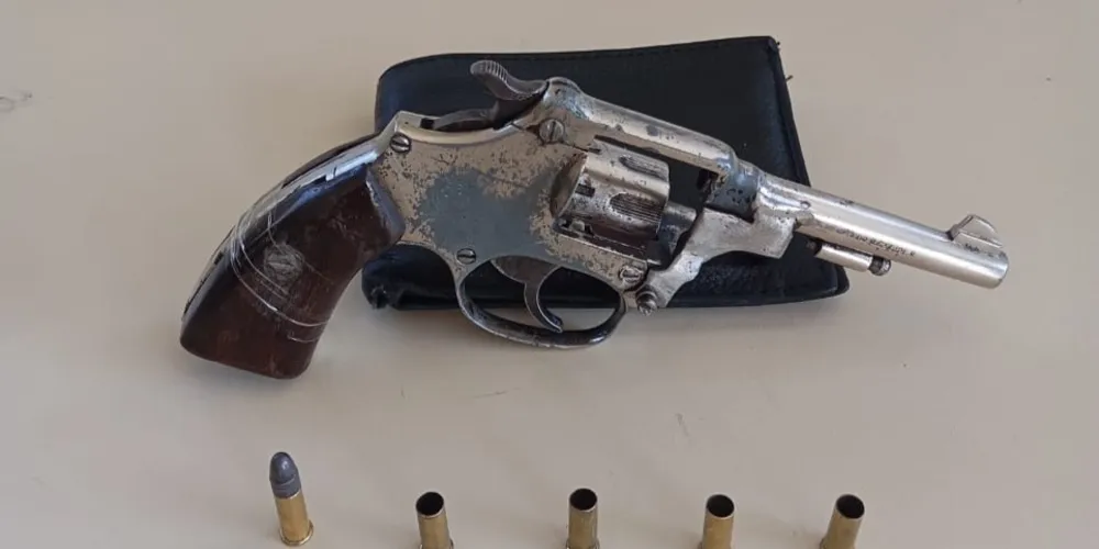 Durante a abordagem ao suspeito, foi encontrado um revólver calibre .22 com uma munição picotada e quatro deflagradas