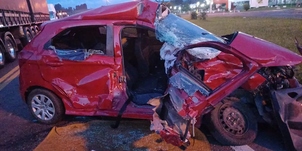 Batida envolveu dois carros e um caminhão