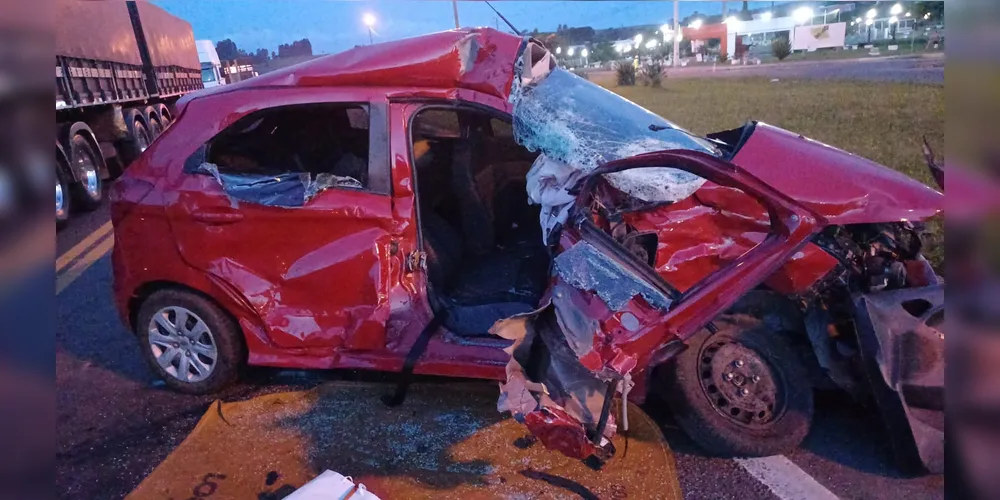 Batida envolveu dois carros e um caminhão