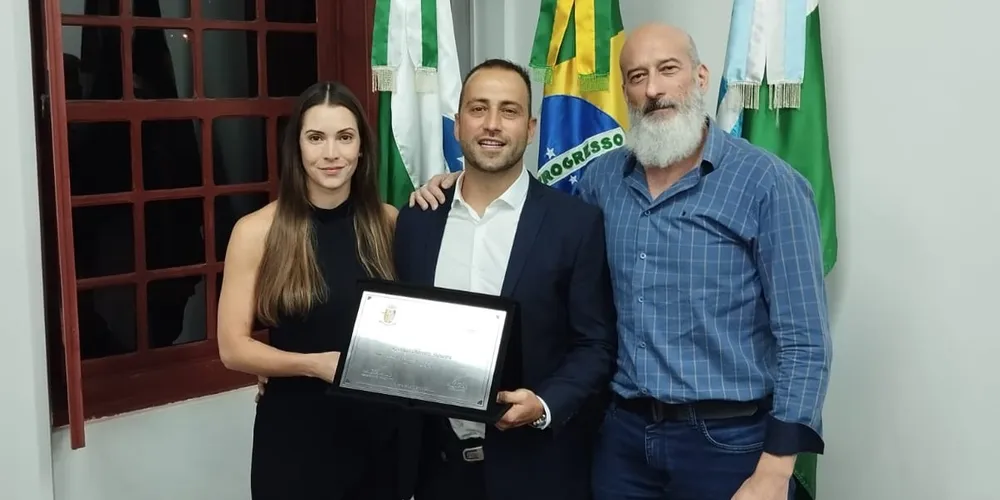 A solenidade ocorreu na Câmara Municipal e contou com a presença de autoridades