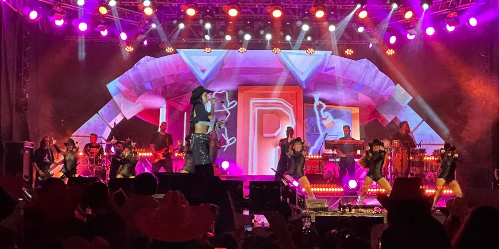 Apresentação da cantora lotou o Centro de Eventos de Ponta Grossa na sexta-feira