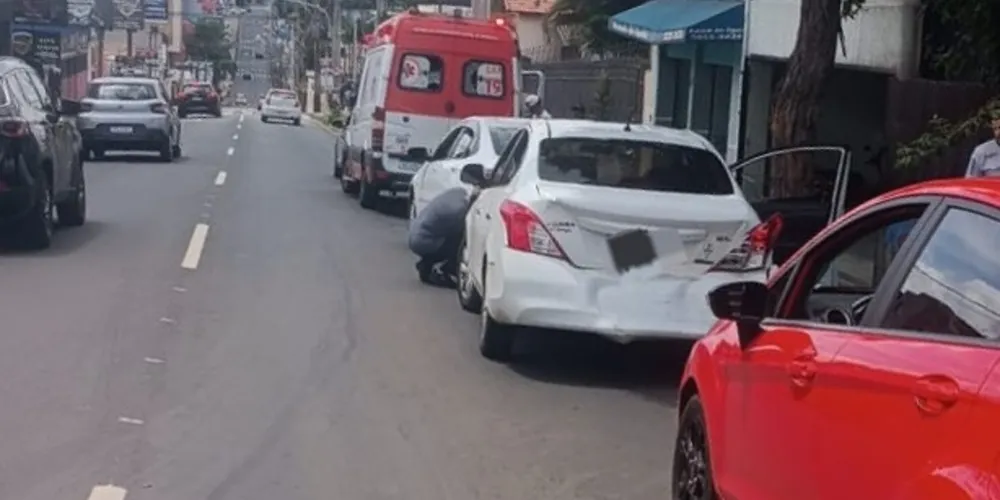 Engavetamento envolveu três carros e ocorreu na Rua Emílio de Menezes