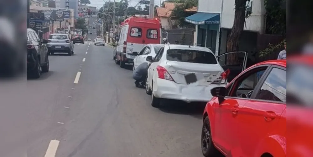 Engavetamento envolveu três carros e ocorreu na Rua Emílio de Menezes