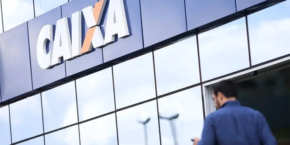 Os suspeitos entraram no estabelecimento pelo telhado e conseguiram acessar a tesouraria do local