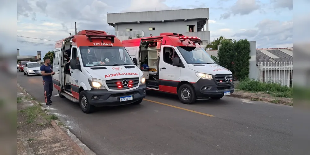 Homem leva facada no peito e recebe atendimento de equipes do Samu, no Jardim Aroeiras