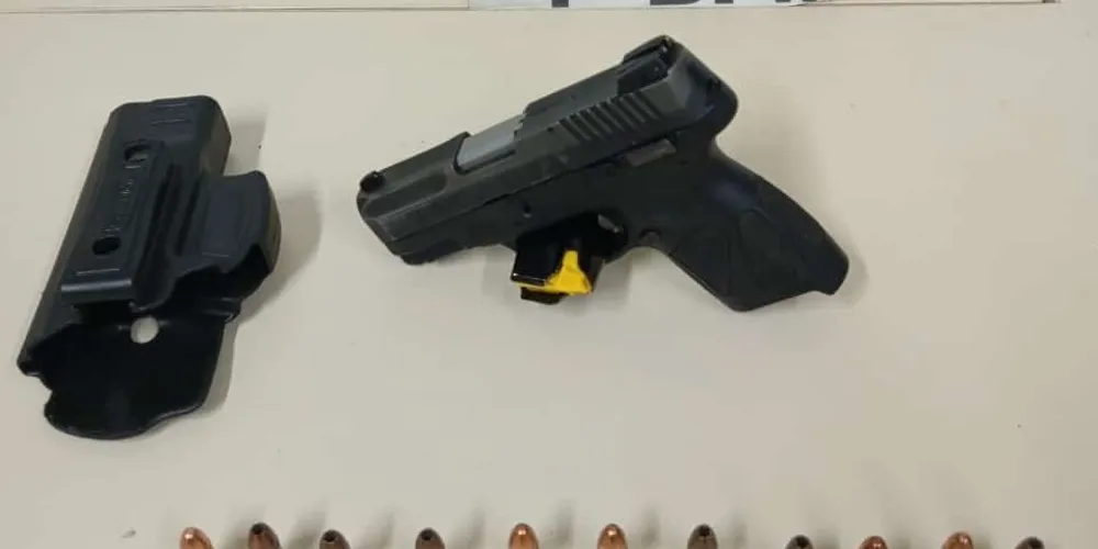 Arma foi apreendida pela PM e levada para a delegacia