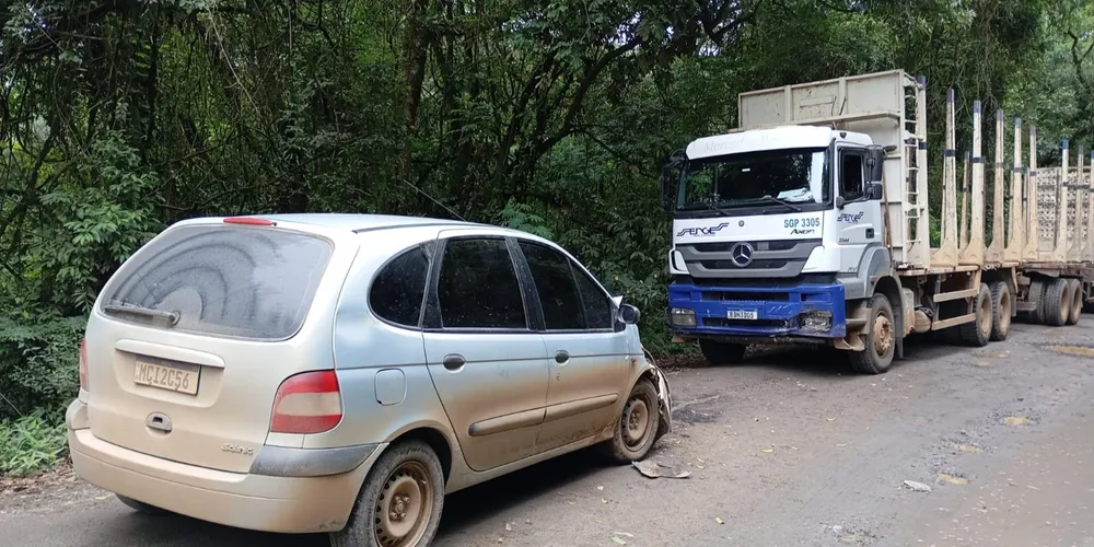 O acidente aconteceu no trecho não pavimentado da rodovia, que liga Jaguariaíva e Doutor Ulisses