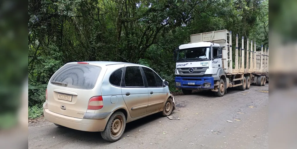 O acidente aconteceu no trecho não pavimentado da rodovia, que liga Jaguariaíva e Doutor Ulisses