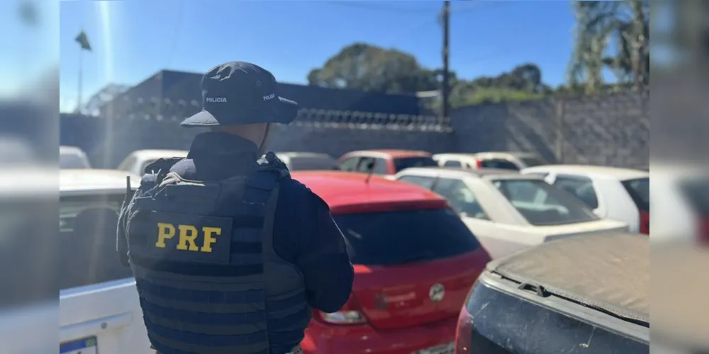 A Polícia Rodoviária Federal (PRF) no Paraná realiza leilão virtual de veículos.