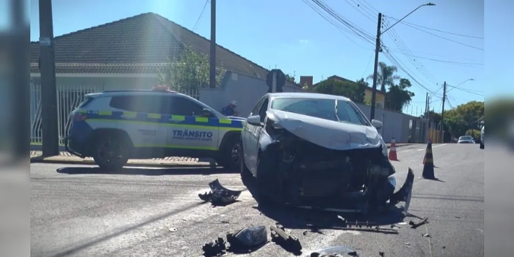 Parte frontal do carro foi danificada pelo impacto