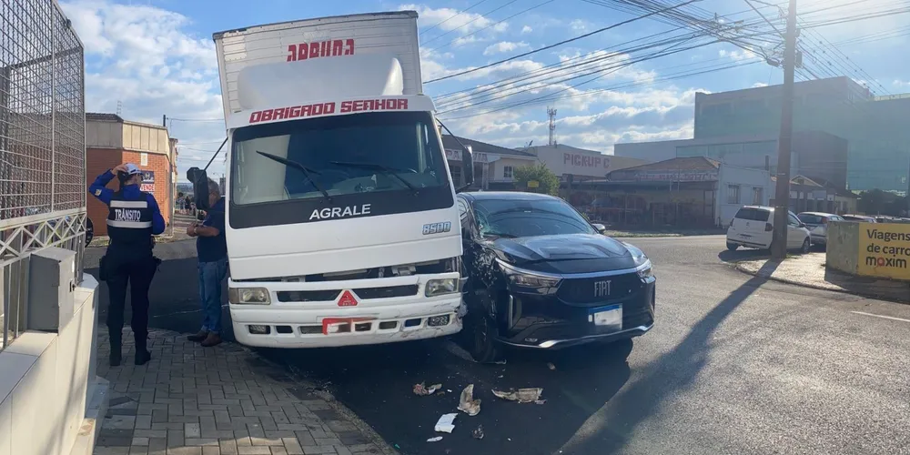 Acidente ocorreu na manhã desta terça-feira (12)