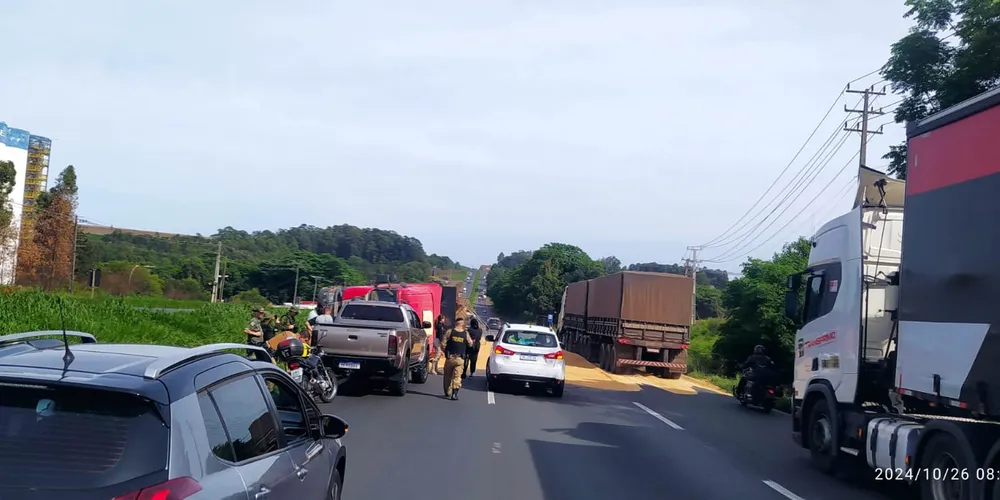 Acidente aconteceu por volta das 08 horas deste sábado (26)