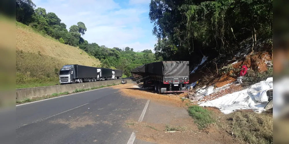 Imagem ilustrativa da imagem Caminhoneiro bate em barranco e morre na BR-376, em Tibagi