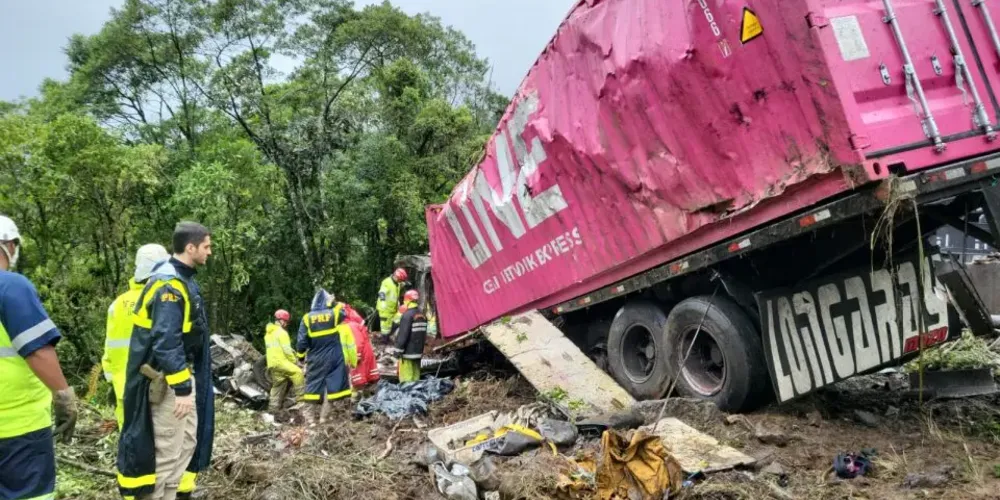 Sobe para nove os mortos em colisão entre carreta e van de atletas