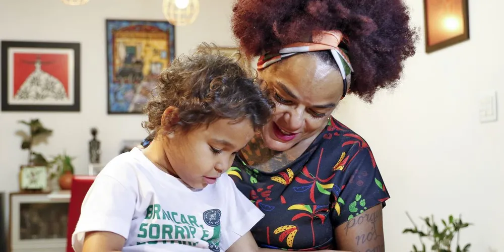 A jornalista Leonor Costa e sua filha Safyra, adotada há um ano