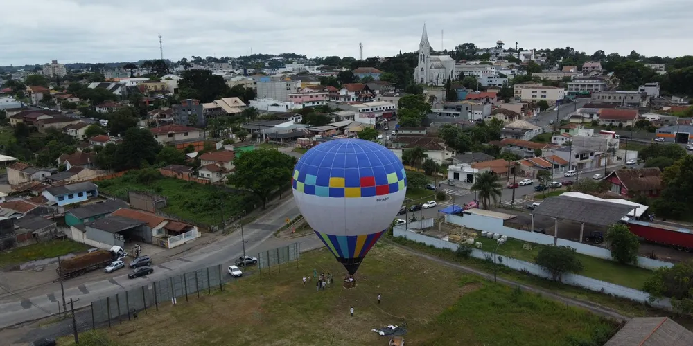 Famílias inteiras puderam aproveitar atividades como passeios de balão e barco no Rio Iguaçu