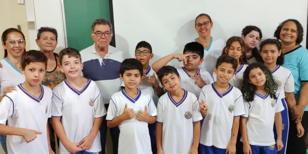 Os alunos escreveram uma carta convidando-o para participar de um chá com a apresentação do telejornal