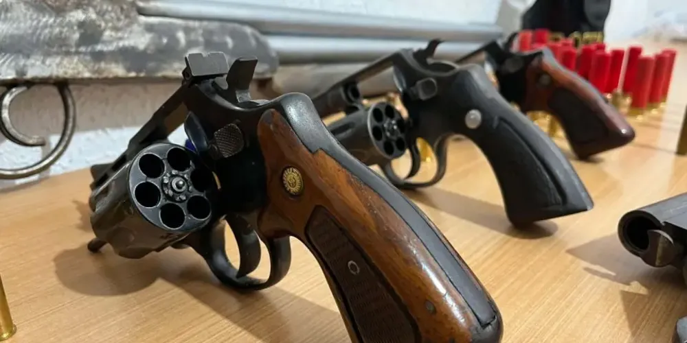 Um esquema envolvendo o comércio ilegal de armas de fogo foi quebrado por equipes da Rondas Ostensivas Tático Móvel (ROTAM)