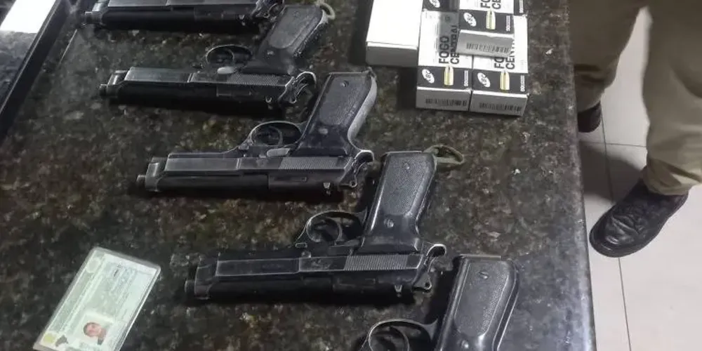 Cinco pistolas furtadas do Exército foram encontradas em uma casa, em Espigão Alto do Iguaçu