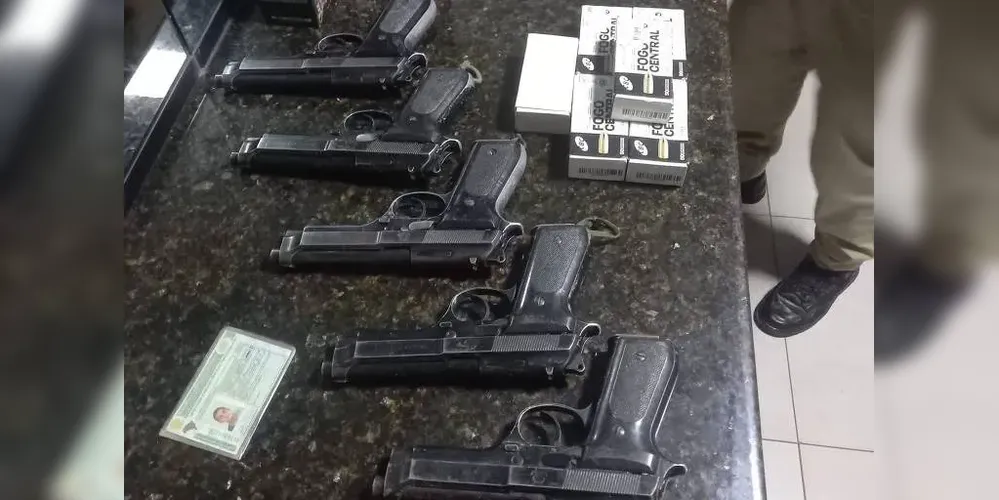 Cinco pistolas furtadas do Exército foram encontradas em uma casa, em Espigão Alto do Iguaçu