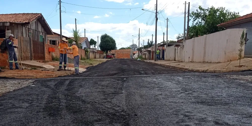 A primeira beneficiada foi a "Rua A", conhecida como "Rua do Beco"