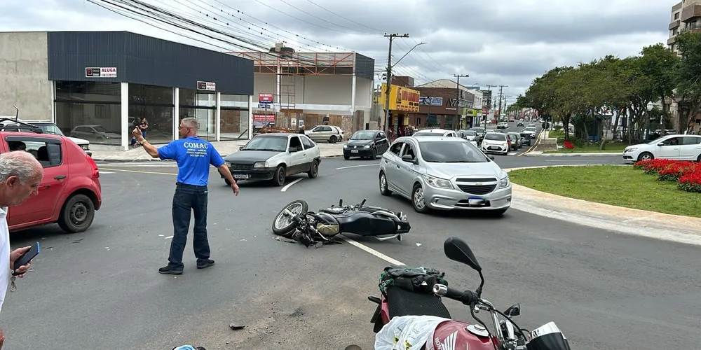 Acidente aconteceu por volta das 12h deste sábado (09)