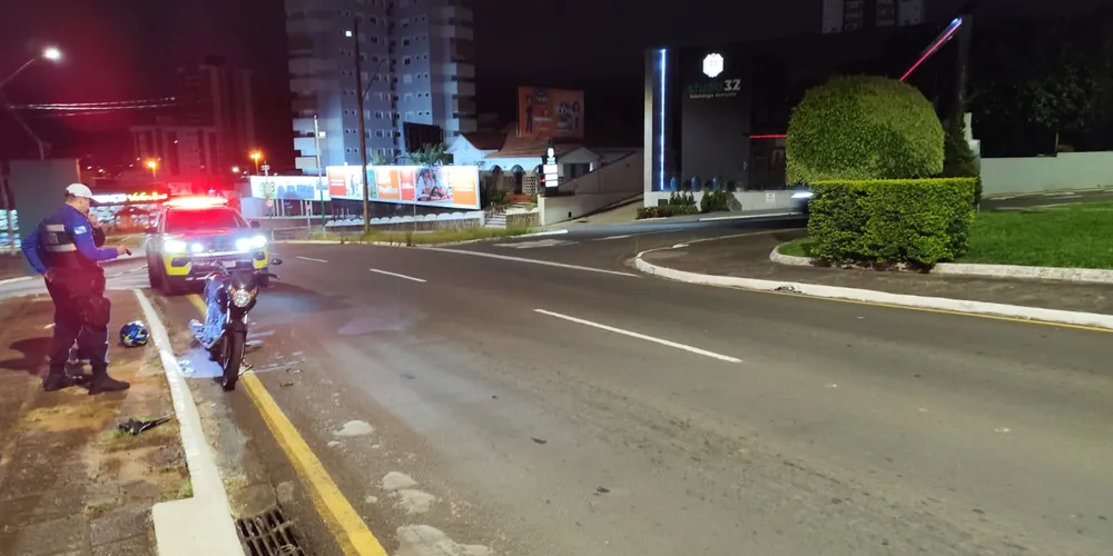 Motociclista e pedestre ficam feridos em acidente neste sábado (16)