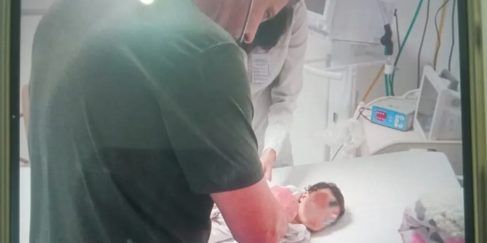 Bebê é salva após se afogar com remédios infantis em PG