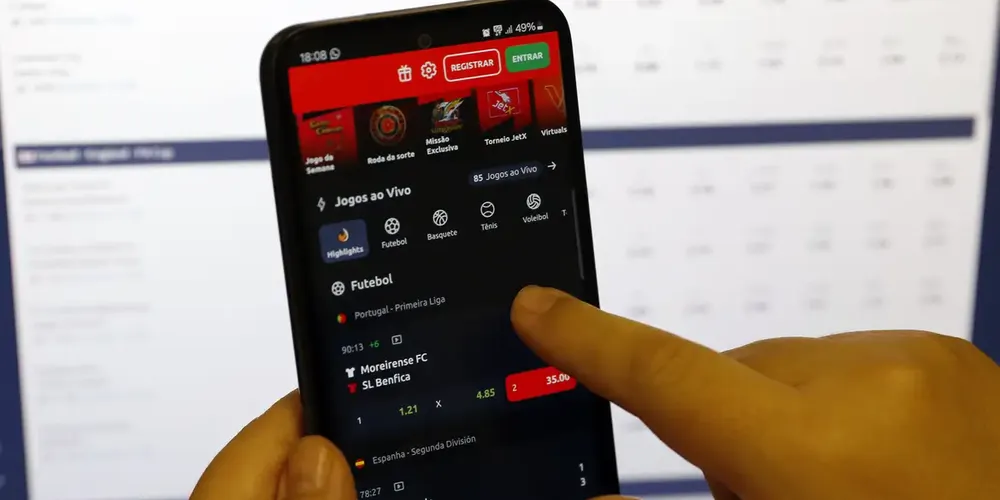 Beneficiários do Bolsa Família gastaram R$ 3 bi em bets em agosto