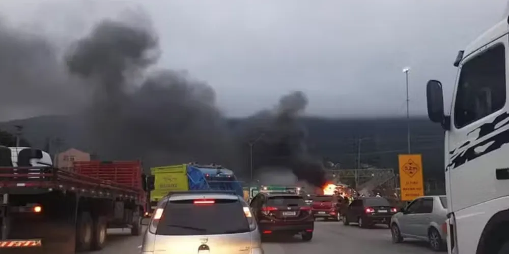 Briga generalizada entre as torcidas organizadas do Cruzeiro e do Palmeiras ocorreu na Rodovia Fernão Dias
