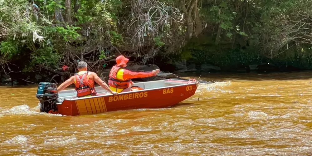 Buscas aquáticas foram realizadas neste domingo  e serão retomadas na segunda