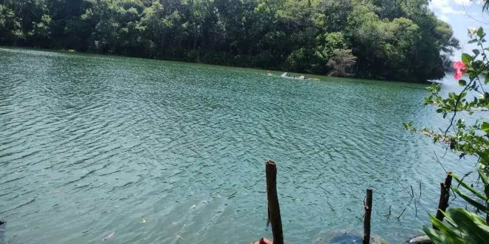 Imagem mostra bombeiros procurando por vigilantes que desapareceram nessa quarta