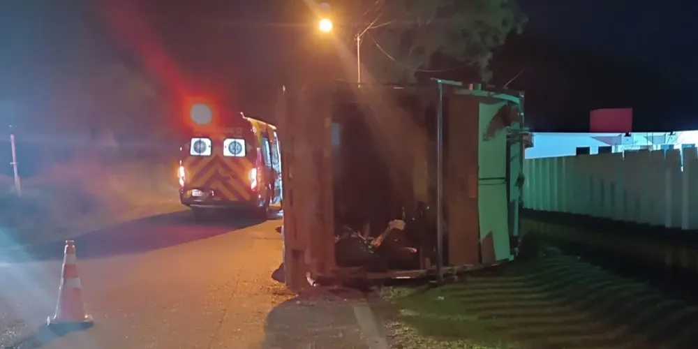 Caminhão da coleta de lixo capota