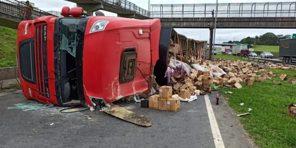 Caminhão tombou carregado com garrafas de vinho