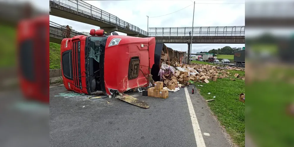 Caminhão tombou carregado com garrafas de vinho