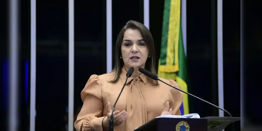 Adriane é formada em Direito e Teologia, com pós-graduação em Administração Pública e Gerência de Cidades