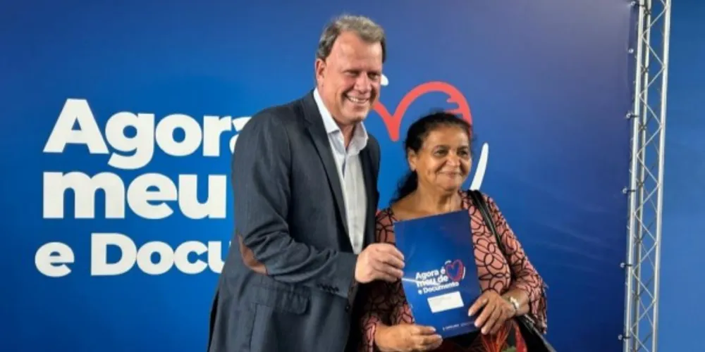 A cerimônia contou com a presença do prefeito Mauricio Rivabem, que celebrou a entrega dos documentos