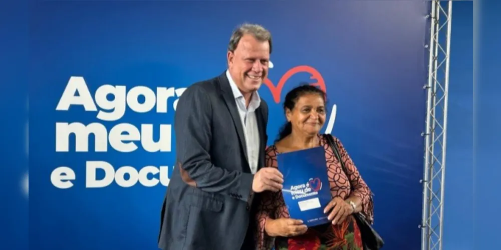 A cerimônia contou com a presença do prefeito Mauricio Rivabem, que celebrou a entrega dos documentos