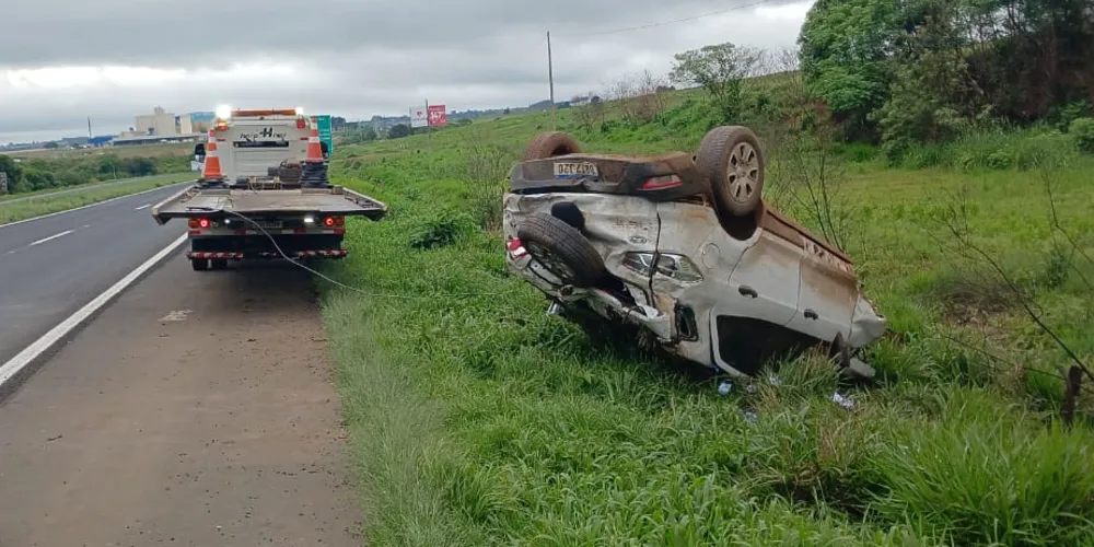 Capotamento aconteceu na manhã deste sábado (19), em Ponta Grossa