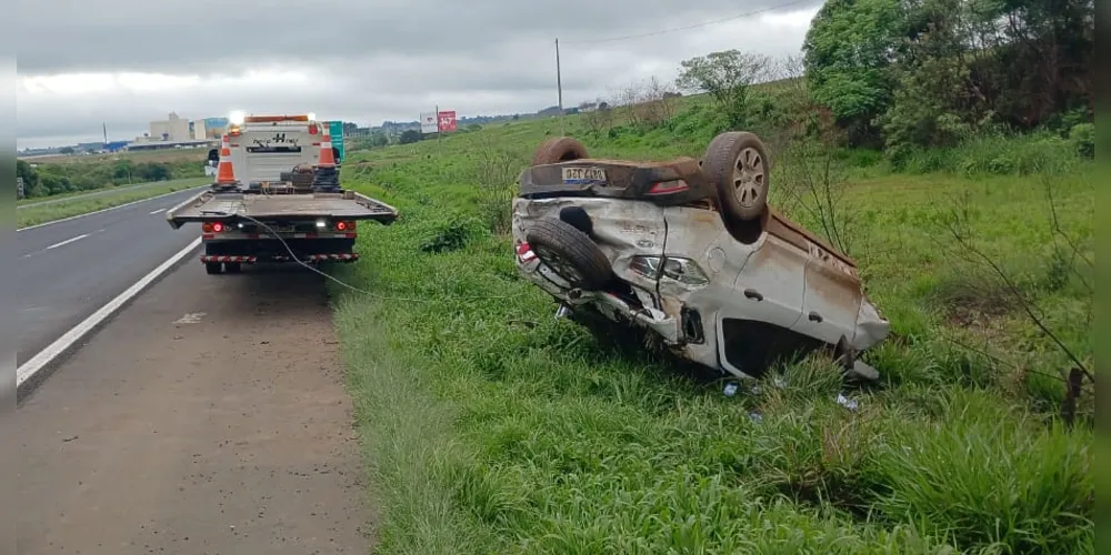 Capotamento aconteceu na manhã deste sábado (19), em Ponta Grossa