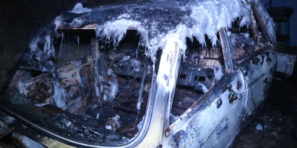 Fogo atinge carro na região da Boa Vista em Ponta Grossa